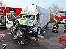 Hasi�i odkl�zej� n�sledky smrteln� nehody na silnici pobl� obce Pern� na...