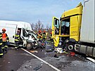 Odklízení následk smrtelné nehody na silnici poblí obce Perná na Beclavsku...