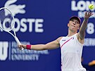 Polská tenistka Iga wiateková podává na turnaji v Miami.