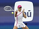 Polská tenistka Iga wiateková hraje forhend na turnaji v Miami.