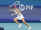 Polská tenistka Iga wiateková dobíhá míek na turnaji v Miami.