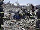 Ukrajin�tí záchraná�i odklízejí trosky na míst� ruského leteckého útoku v...