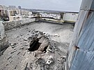 Pohled na pokozenou stechu obytné budovy v ruském Belgorodu. Podle místních...