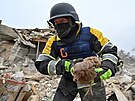 �len záchranného týmu mezi troskami na míst� obytných budov zni�ených ruským...