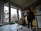 Obyvatel Záporo�í odstra�uje trosky ze svého bytu po�kozeného ruským raketovým...