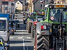 26 traktor s eskými zemdlci dnes projelo centrem Trutnova a jelo na setkáni...