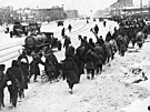 Ruské jednotky míící na frontu ulicemi obklíeného Leningradu (1941)