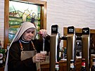 Sestra Misericordia epuje pivo ve svatyni Estibaliz u baskickho msta...