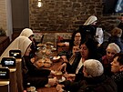 ádové sestry obsluhují zákazníky ve svatyni Estibaliz u baskického msta...