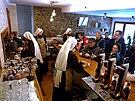 ádové sestry obsluhují zákazníky ve svatyni Estibaliz u baskického msta...