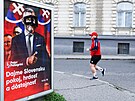 Mu v Bratislav prochází kolem volebního plakátu, na kterém je prezidentský...