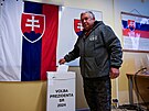 Lidé hlasují v prezidentských volbách ve volební místnosti v Trenianských...