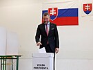 Slovenský prezidentský kandidát Peter Pellegrini hlasuje v Bratislav bhem...