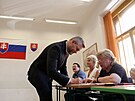 Slovenský prezidentský kandidát Peter Pellegrini hlasuje v Bratislav bhem...