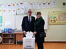 Prezidentský kandidát Ivan Korok a jeho manelka Soa odevzdávají hlasy bhem...