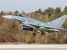 Eurofighter Typhoon v barvách Luftwaffe se dvma stelami s plochou dráhou letu...