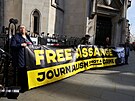 Protest ped budovou soudu. Píznivci Juliana Assange apelují za jeho...