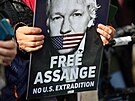 Protest za proputní Assange ped budovou londýnského soudu (26. bezna 2024)