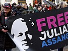 Protest za proputní Juliana Assange ped budovou londýnského soudu (26....