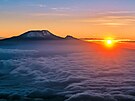 Východ slunce nad Kilimandárem. Pohled z vrcholu Mt. Meru