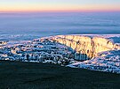 Vrcholový ledovec na Kilimandáru pomalu mizí. Dnes  v roce 2024  z nj zbývá...