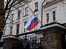 Na ruském velvyslanectví v Londýn vlaje ruská vlajka na pl erdi za obti...