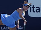 Rumunská tenistka Simona Halepová podává v prvním kole turnaje v Miami.