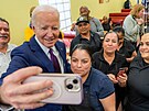 Americký prezident Joe Biden s latinoamerickými voli�i v Kalifornii (21. února...