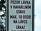Tabulka, kter� v Nov�m Ji��n� nov� omezuje pohyb lid� po l�vce v havarijn�m...
