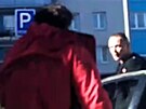 Policie p�tr� po mu�i v �ern� bund�, kter� plivl na jin� auto a pak �idi�e...