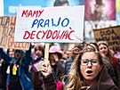 Polky v ulicích Katovic volaly po právu na potrat, který nyní zakazují zákony....
