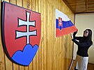 Slováci pipravují volební místnosti na první kolo prezidentských voleb. Snímek...