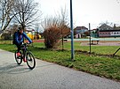 Hit v arelu Z Grnwaldova stoj u cyklostezky podl Vltavy.