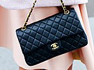 Chanel kabelka s klopnou ve stední velikosti (26. února 2016)