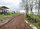 Stavba nov cyklostezky kolem pehrady Rozko u esk Skalice na Nchodsku (25....