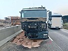 Srka kamionu se zametacm traktorem omezila provoz na frekventovan silnici...