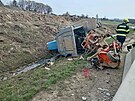 Sr�ka kamionu se zametac�m traktorem omezila provoz na frekventovan� silnici...