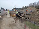 Sr�ka kamionu se zametac�m traktorem omezila provoz na frekventovan� silnici...