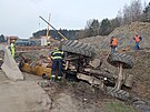 Sr�ka kamionu se zametac�m traktorem omezila provoz na frekventovan� silnici...