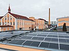 Fotovoltaick panely instalovan v karlovarsk sklrn Moser