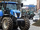Protestující zemdlci z Chebska zamíili v traktorech do centra Chebu, kterým...