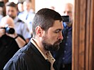 Obalovaný Ukrajinec Roman Rohozin pichází k soudnímu líení. (22. bezna 2024)