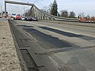 Na Dlouh�m most� v Bud�jovic�ch byly po zim� velk� d�ry. Silni���i tam i p�es...