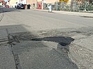 I ulice J. Dietricha se p�ed n�kolika dny tak� do�kala z�plat. Silnici v t�to...
