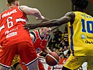 Basketbalová liga NBL, Sluneta Ústí nad Labem - Pardubice. S míem pardubický...