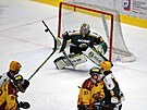 Momentka ze semifinále play off první hokejové ligy mezi Jihlavou a Vsetínem.