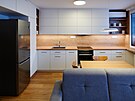 Kuchy je spojená s obývacím pokojem.