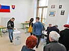 První kolo pímé volby nového slovenského prezidenta zaalo, volební místnosti...