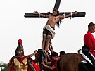 Na Filipínách se lidé nechali pibít na kí, aby pipomnli Kristovo utrpení....