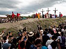 Na Filipínách se lidé nechali pibít na kí, aby pipomnli Kristovo utrpení....